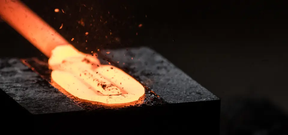 Matriçage à chaud d'une pièce en acier incandescente dans une matrice